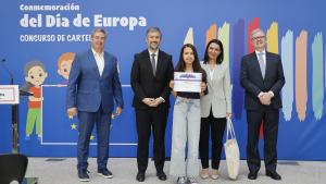La Comunidad de Madrid conmemora el Día de Europa con la 22º edición del concurso escolar de carteles sobre la historia y los valores de la Unión Europea Los consejeros García Martín y Zarzalejo en la 22ª edición del tradicional concurso de carteles sobre la historia y los valores de la Unión Europea