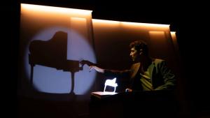 aLUZina Fotografía del mago tocando el piano en una sombra proyectada sobre una pantalla