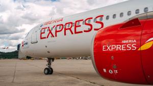 Avión de Iberia Express con el sello de Excelente de la Comunidad de Madrid
