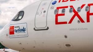 Avión de Iberia Express con el sello de Excelente de la Comunidad de Madrid