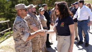 Ayuso saluda a militares en el camino Schmid