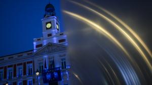 La fachada de la Real Casa de Correos iluminada de azul