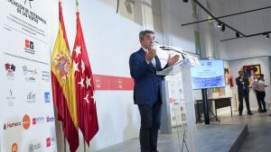 El consejero Carlos Novillo clausurando la gala de la Asociación de Veterinarios de Las Ventas