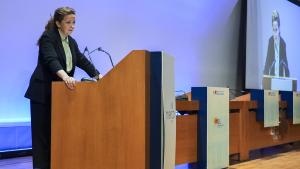 La consejera Fátima Matute durante la entrega de los reconocimientos a hospitales públicos