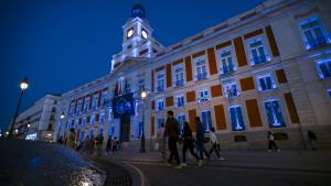 La fachada de la Real Casa de Correos iluminada de azul