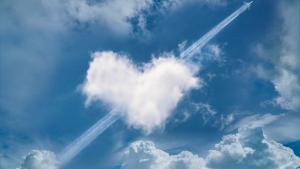 Nube en forma de corazón atravesada por la estela de un avión