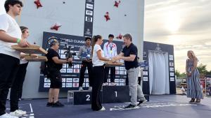 De Paco Serrano entrega las medallas en la prueba mundial de escalada