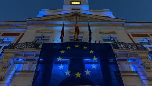 Fachada de la Real Casa de Correos iluminada por el Día de Europa
