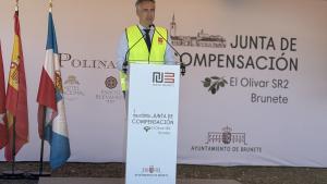 El consejero Carlos Novillo durante la colocación de la primera piedra en uno de los nuevos desarrollos urbanísticos de Brunete