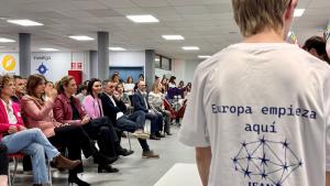 La consejera Mercedes Zarzalejo durante la celebración del Día de Europa en el instituto público Gerardo Diego de Pozuelo de Alarcón