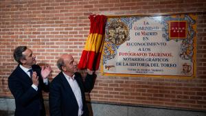 El director gerente del Centro de Asuntos Taurinos Miguel Martín durante el descubrimiento 