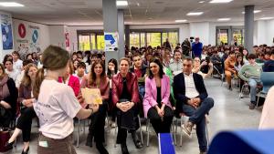Zarzalejo asiste a la celebración del Día de Europa en el instituto público Gerardo Diego de Pozuelo de Alarcón La consejera Mercedes Zarzalejo durante la celebración del Día de Europa en el instituto público Gerardo Diego de Pozuelo de Alarcón
