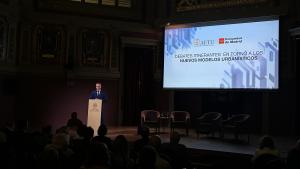El consejero Carlos Novillo durante la jornada sobre los nuevos modelos urbanísticos y los retos actuales de la planificación urbana con la Asociación Española de Técnicos Urbanistas