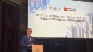 El consejero Carlos Novillo durante la jornada sobre los nuevos modelos urbanísticos y los retos actuales de la planificación urbana con la Asociación Española de Técnicos Urbanistas