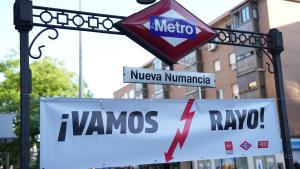 La Comunidad de Madrid decora las doce estaciones de Metro que recorren Vallecas para animar al Rayo en la final de la Conference League
