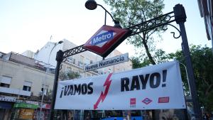La Comunidad de Madrid decora las doce estaciones de Metro que recorren Vallecas para animar al Rayo en la final de la Conference League