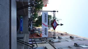 La Comunidad de Madrid decora las doce estaciones de Metro que recorren Vallecas para animar al Rayo en la final de la Conference League