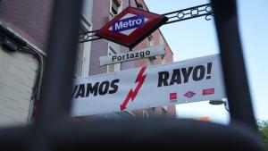 La Comunidad de Madrid decora las doce estaciones de Metro que recorren Vallecas para animar al Rayo en la final de la Conference League