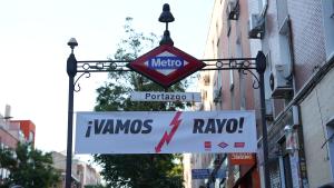 La Comunidad de Madrid decora las doce estaciones de Metro que recorren Vallecas para animar al Rayo en la final de la Conference League