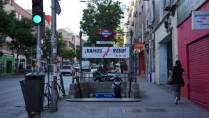 La Comunidad de Madrid decora las doce estaciones de Metro que recorren Vallecas para animar al Rayo en la final de la Conference League
