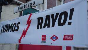 La Comunidad de Madrid decora las doce estaciones de Metro que recorren Vallecas para animar al Rayo en la final de la Conference League