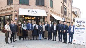 El consejero García Martín en una ruta de tapas en Alcalá de Henares