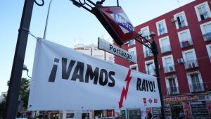 La Comunidad de Madrid decora las doce estaciones de Metro que recorren Vallecas para animar al Rayo en la final de la Conference League