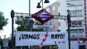 La Comunidad de Madrid decora las doce estaciones de Metro que recorren Vallecas para animar al Rayo en la final de la Conference League