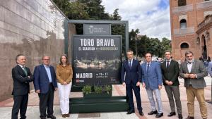 El consejero Carlos Novillo durante la inauguración de la exposición fotográfica organizada por la Unión de Criadores de Toros de Lidia