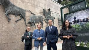 El consejero Carlos Novillo durante la inauguración de la exposición fotográfica organizada por la Unión de Criadores de Toros de Lidia
