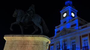 La Real Casa de Correos iluminada de azul por el Día Mundial del Cáncer de Ovario