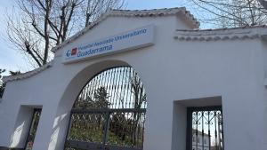 Fachada de la puerta principal del Hospital Asociado Universitario Guadarrama