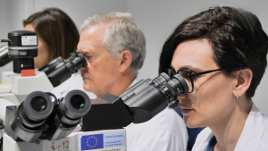 Tres investigadores trabajando con microscopios