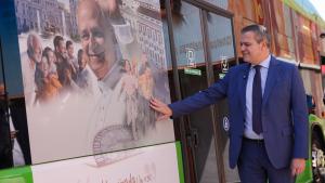 La Comunidad de Madrid engalana su transporte público para recibir al Papa León XIV y a los miles de peregrinos que visitan la región El consejero Rodrigo en la Línea 4 de Metro de Madrid