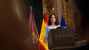 Díaz Ayuso define a los emprendedores como “profesión de riesgo” que se enfrenta a una legislación que solo“ estorba, entorpece y recauda”. La presidenta Isabel Díaz Ayuso en la toma de posesión del del presidente de la Cámara de Comercio de Madrid, Ángel Asensio