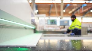 Hombre trabajando en una industria de Madrid