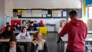 Niños atienden en clase mientras le dan una charla