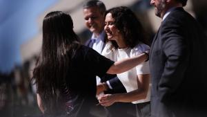 Díaz Ayuso entrega en Pinto las llaves a los inquilinos de nuevas viviendas del Plan Vive La presidenta Isabel Díaz Ayuso durante la entrega de las llaves a los inquilinos de 422 nuevas viviendas del Plan Vive