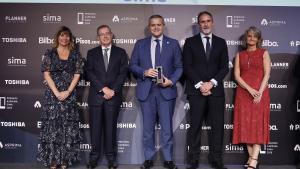 El consejero Rodrigo recogiendo el galardón en el marco de SIMA