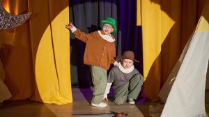 Alumnos haciendo teatro
