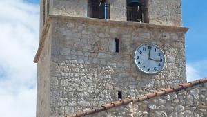 Torre de la iglesia tras su restauración Torre de la iglesia tras su restauración, se aprecia el campanario y un reloj en una de sus fachadas