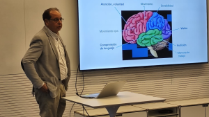 Imagen de uno de los profesionales de Hospital Universitario Ramón y Cajal impartiendo el curso