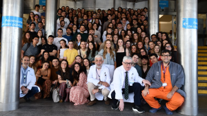 Imagen de parte de los Médicos Internos Residentes que comienzan su etapa en el Hospital Universitario Ramón y Cajal con parte de la Dirección del centro