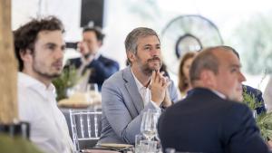 El consejero Miguel Ángel García Martín durante su visita a la Bodega Val Azul en Chinchón