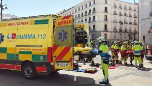 El equipo de una UVI móvil del SUMMA 112 atiende a una de las víctimas del simulacro