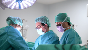 Cirujanos digestivos en quirófano del Hospital 12 de Octubre
