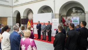 Los consejeros García Martín y Rodrigo recogiendo la Gran Cruz de la Lealtad a las Víctimas del Terrorismo
