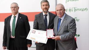 Los consejeros García Martín y Rodrigo recogiendo la Gran Cruz de la Lealtad a las Víctimas del Terrorismo