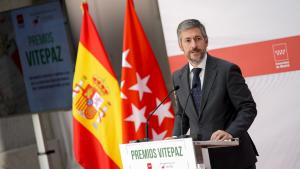 Los consejeros García Martín y Rodrigo recogiendo la Gran Cruz de la Lealtad a las Víctimas del Terrorismo