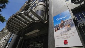 Fachadas institucionales de la Comunidad de Madrid decoradas con motiva de la visita del Papa León XIV a Madrid